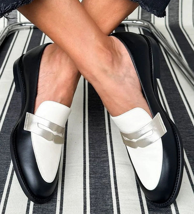 Decollete with strap and contrast detail
