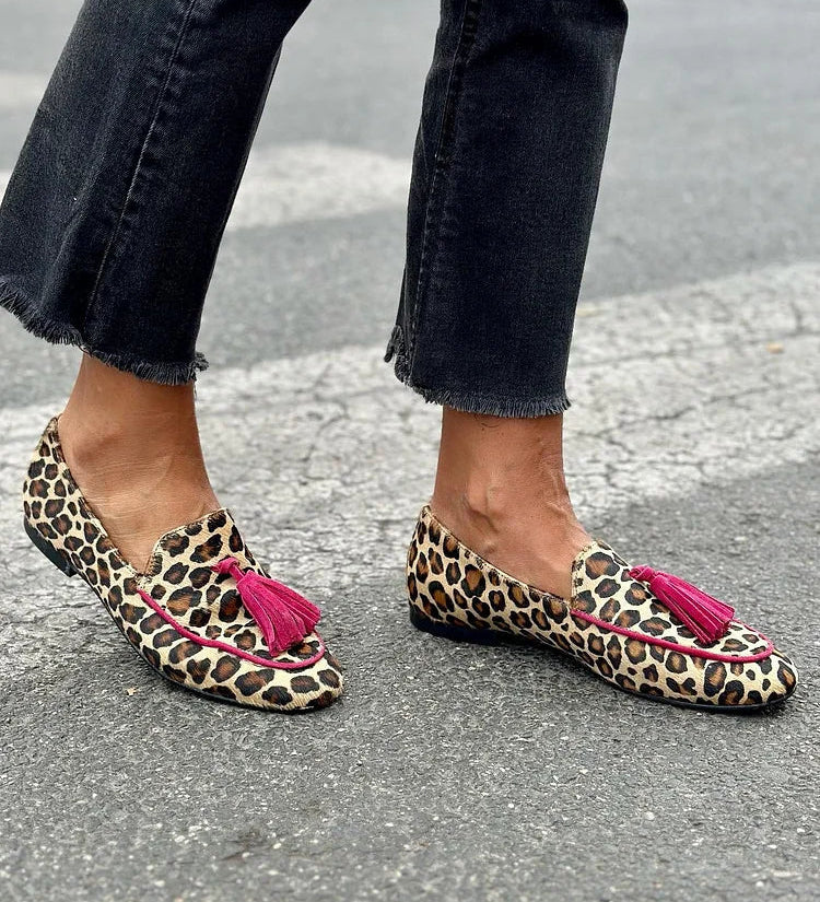 Animal print loafer with fuchsia fringes
